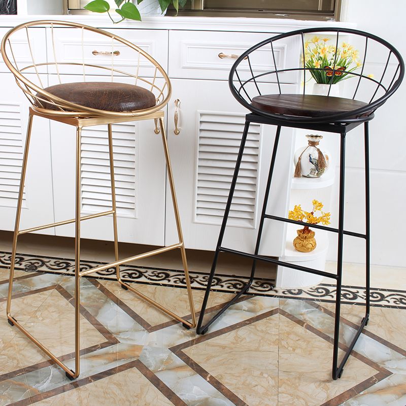 Sgabelli da bar rotondi contemporanei con poggiabottiglie in metallo con poggiapiedi