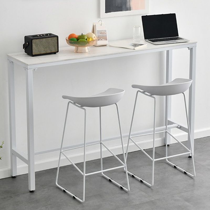 Moderne stenen bistro-bartafel met rechthoekig metalen onderstel