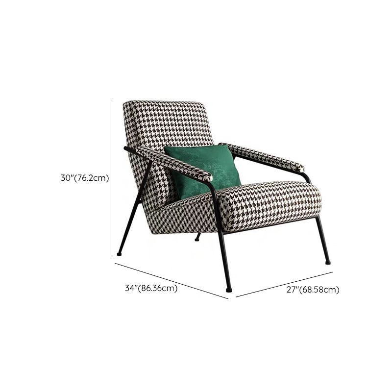 La poltrona moderna della metà del secolo con il segugio di base a quattro gambe di base per le gambe