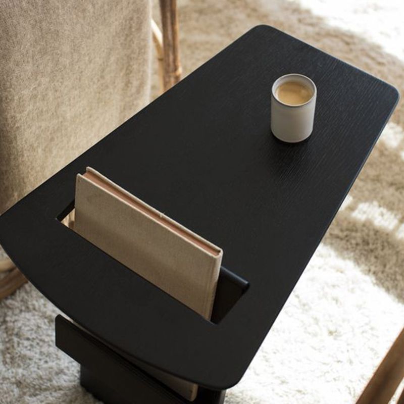 ソリッドウッドアブストラクトサイドテーブルナチュラル/ブラック22.44インチ幅のエンドテーブル