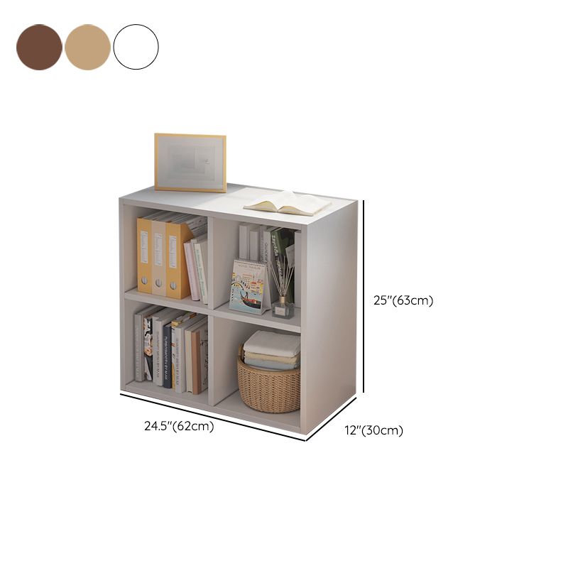 Libreria standard ingegnerizzata in legno scandinavo chiuso.