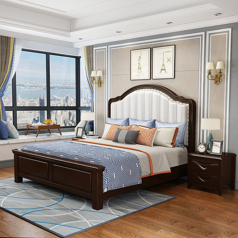 Eigentijds bedframe rubberen houten paneelbed met gestoffeerd hoofdeinde