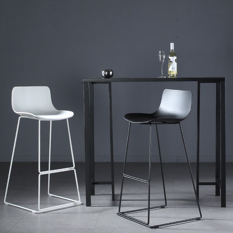 Sgabelli da bar in plastica bassa di plastica senza braccio contemporanea con base di metallo