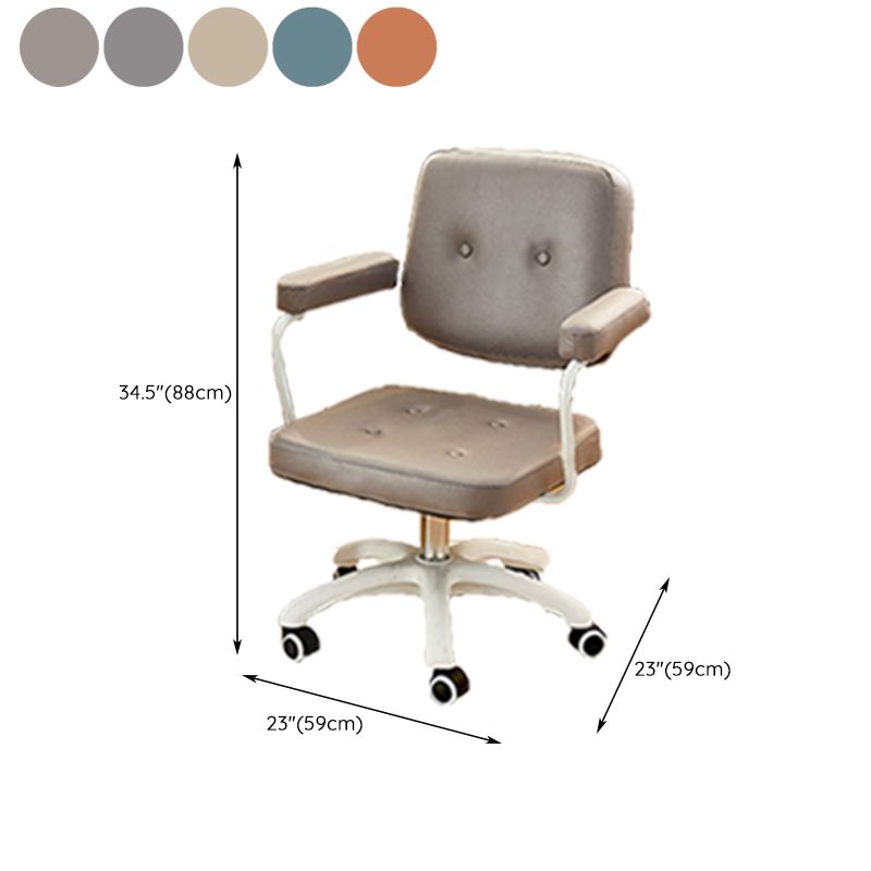 パッド入り腕モダンなスイベル椅子調整可能なシート高さのオフィスチェア付き車輪付き
