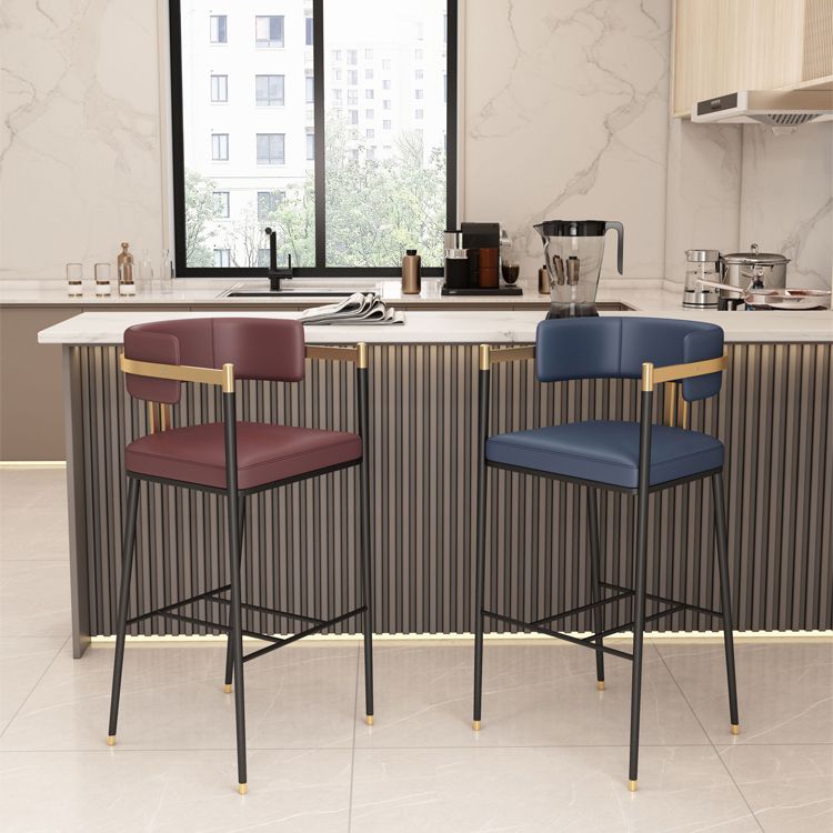 Tabouret de bar en cuir avec dossier Glam, tabouret de comptoir pour salon avec pieds noirs