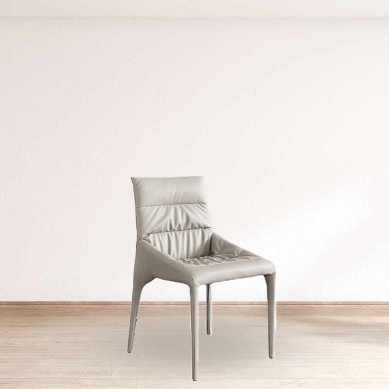 白い布張りのダイニングチェアコンテンポラリーキッチンダイニングアームレスチェア