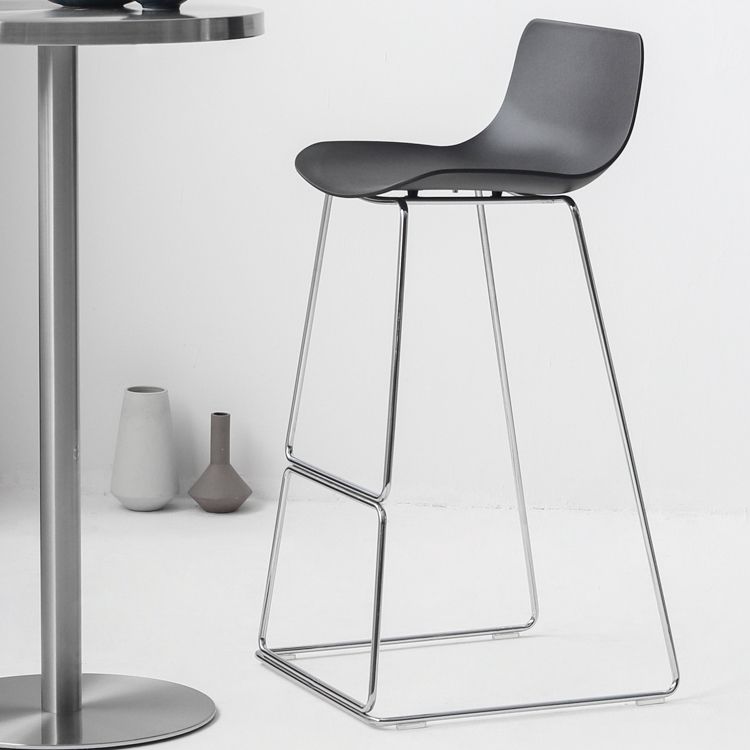 Tabouret de bar de style contemporain tabouret de comptoir en plastique avec des jambes en métal pour la maison