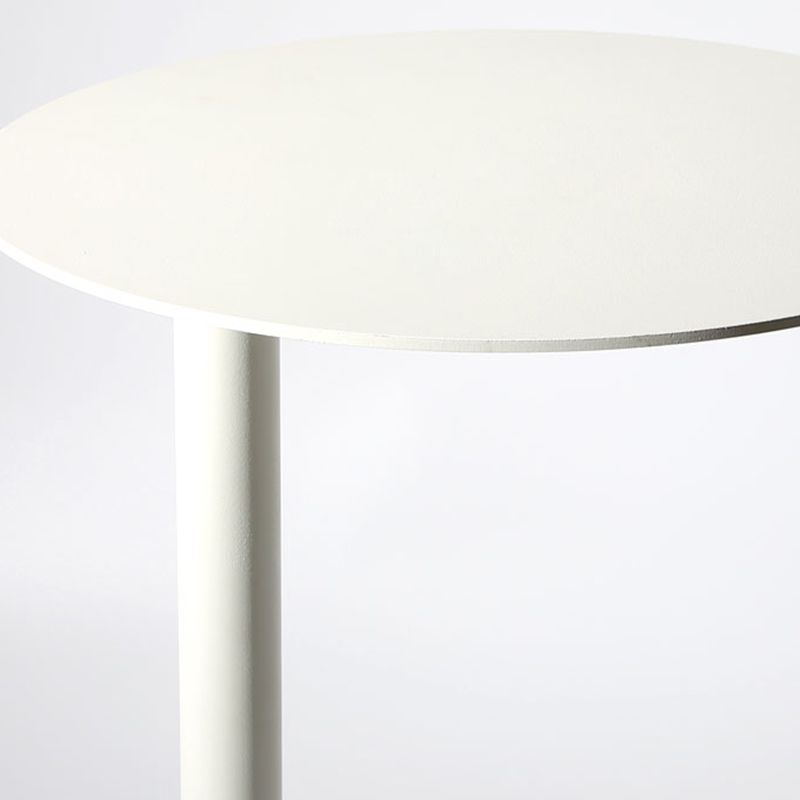 Tabella laterale in metallo rotondo 18 "l x 18" w x 22 "h tavolo da snack laterale in metallo