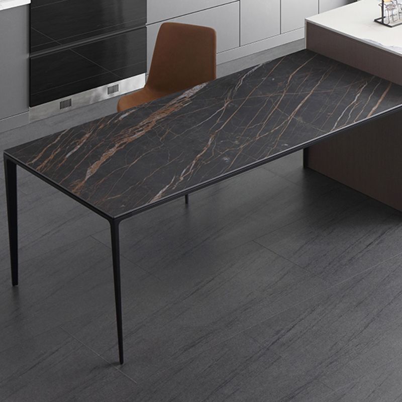 Tavolo da pranzo industriale a 4 gambe in pietra nera e sito da pranzo in metallo