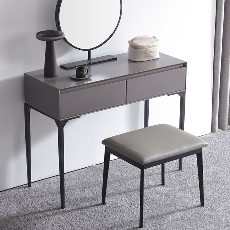 鏡と引き出しを備えた灰色の木製の虚栄心の虚栄心