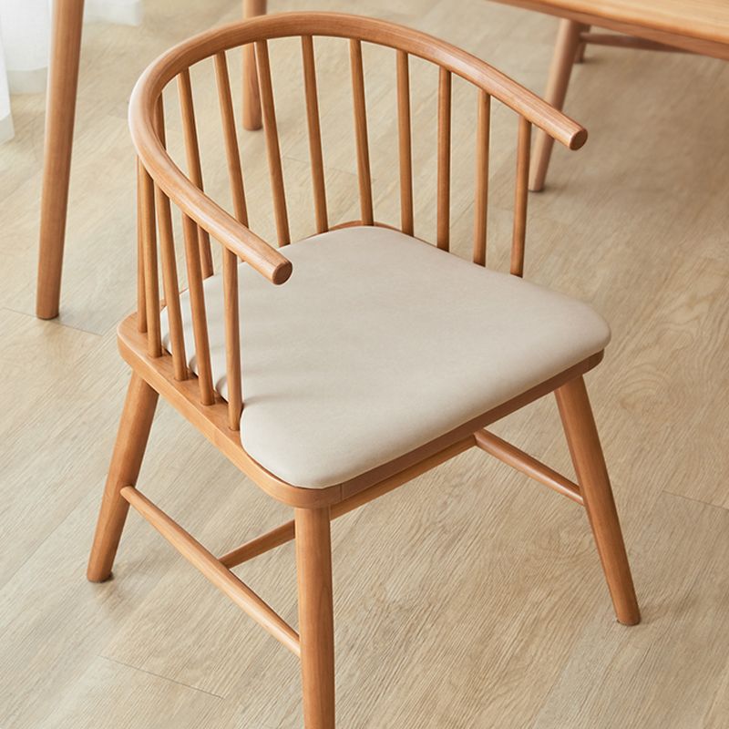 Eigentijdse huis eetstoel vaste houten lat achter eetstoel