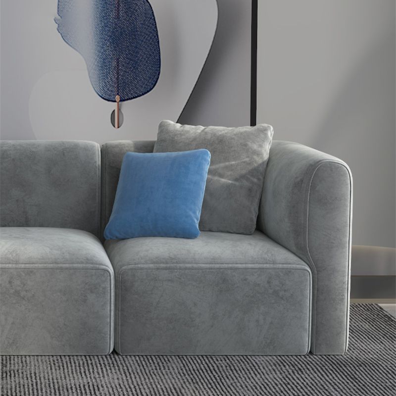 Canapé-gris léger scandinave vers le bas avec des bras et coussins encastrés