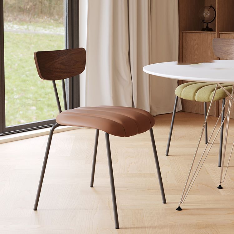 Silla lateral de estilo industrial Silla de comedor tapizada con base de metal