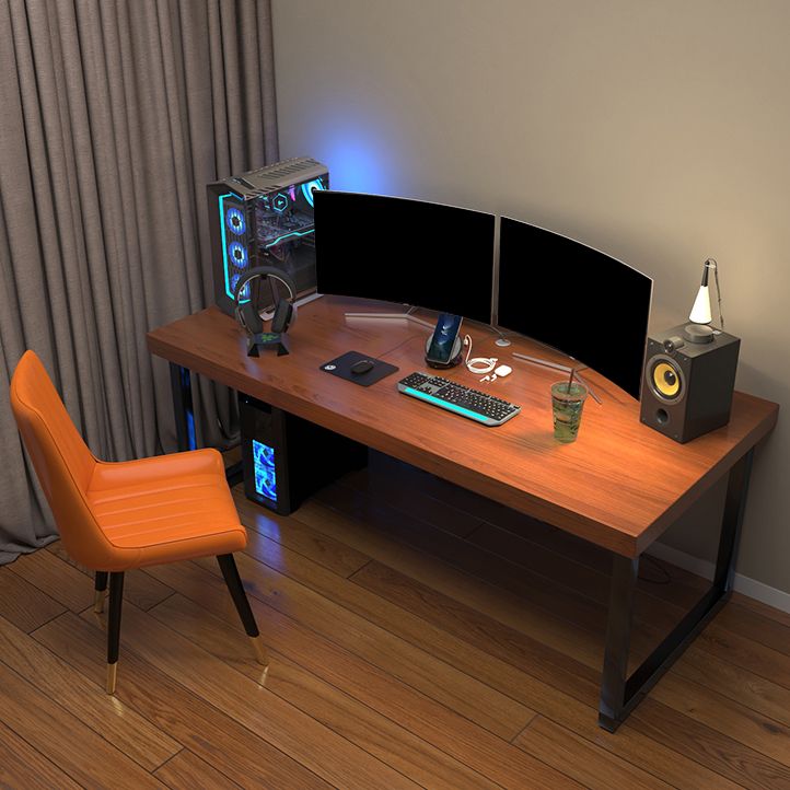 Rechteckiger Büroschreibtisch zeitgenössischer brauner Schlitten Metallbein Gaming Desk