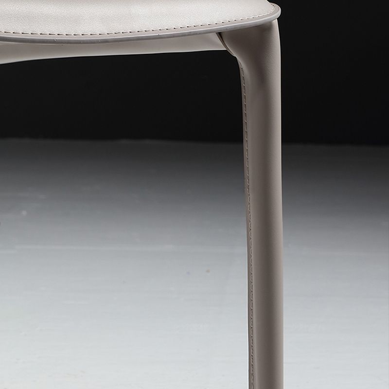 Silla del lado moderno de cuero con brazos Silla de comedor de acabado mate