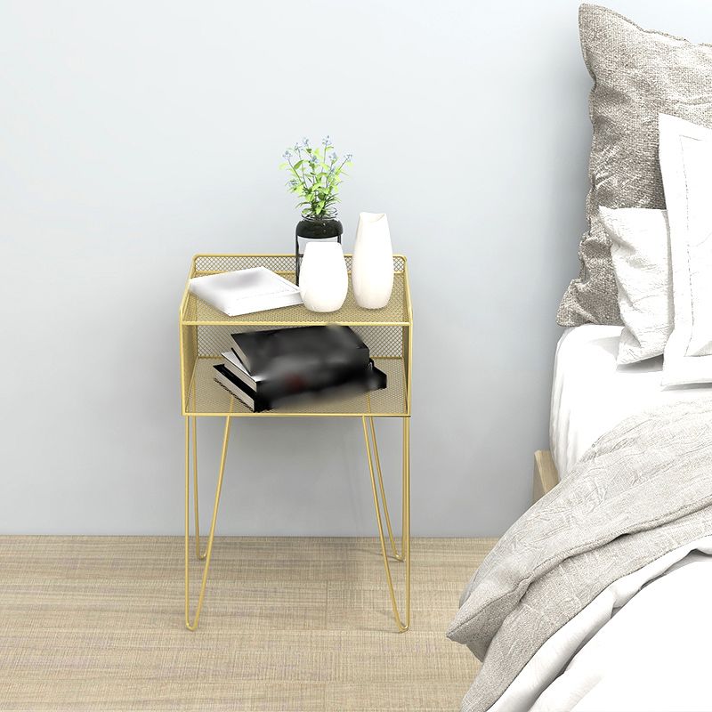 Los estantes de almacenamiento abiertos modernos de metal incluyen mesas de noche de cama con piernas
