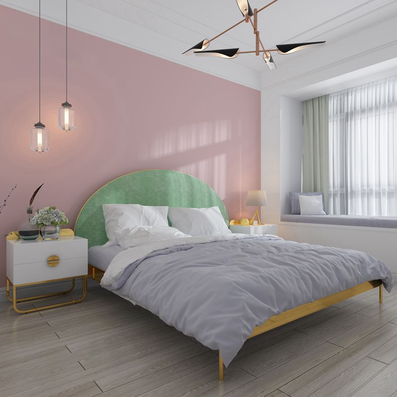 Marco de lecho de metal glamoroso y tapizado con cabecera tapizada arqueada