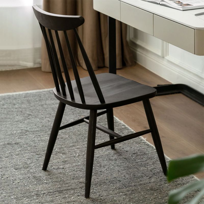 Sedia da pranzo in legno massiccio contemporaneo.