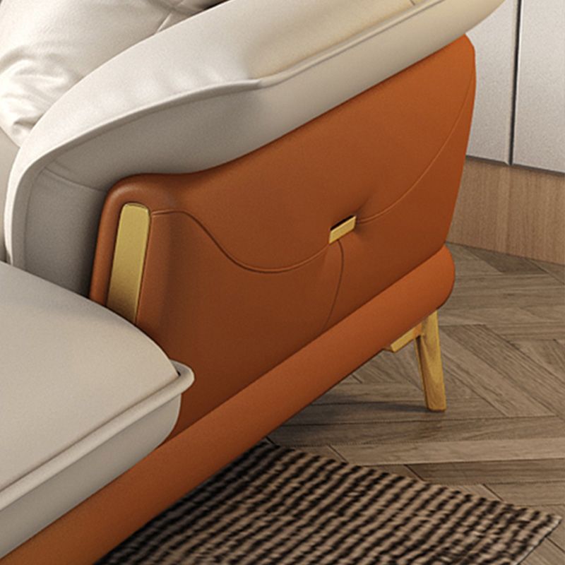 Glam lederen woonkamer zitplaatsen wijd uitlopende armkussens witte bank