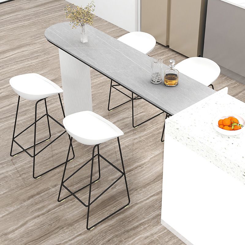 Tabouret de bar en plastique de style Glam avec pieds en métal