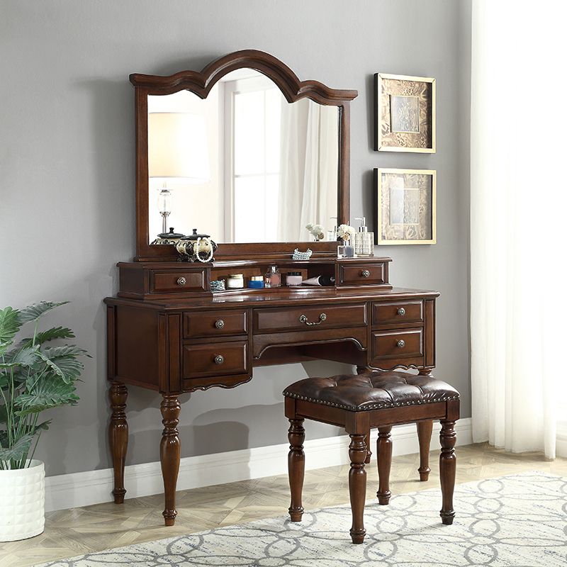 Traditionele make -up ijdelheid in bruine rubberen houten kaptafel