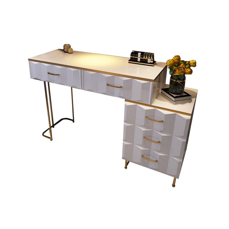 Camera da letto a specchio illuminato in oro contemporaneo con cassetto del trucco in legno