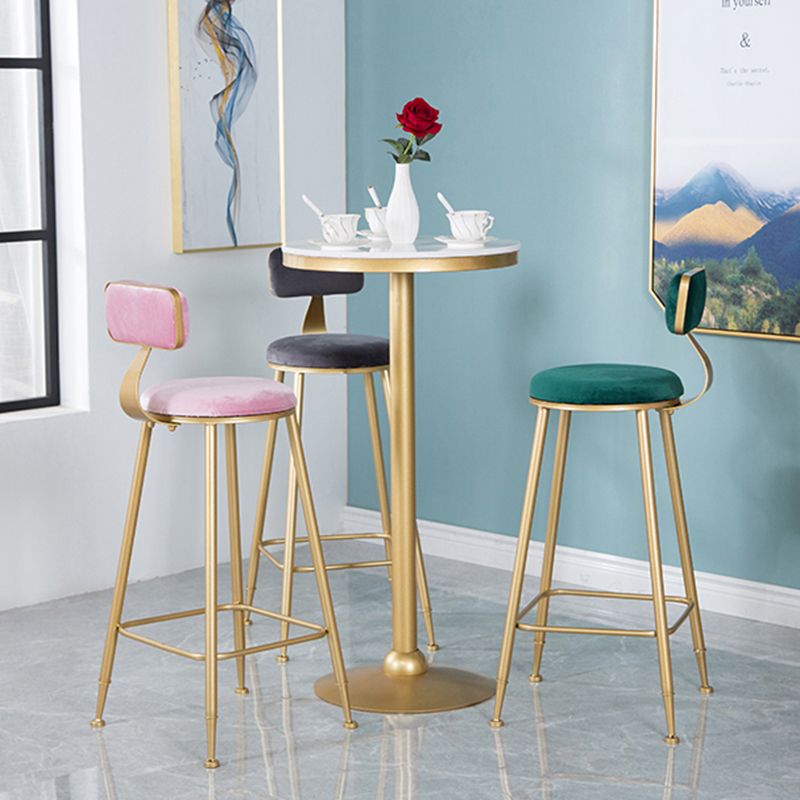 Taburete nórdico de la barra de hierro de fragmento de fondo de brazo con cojín de terciopelo y pedal