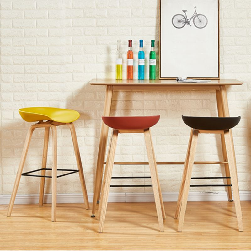 Chaise de bar de café en plastique de tabouret haut de comptoir sans bras de dossier nordique avec la base en bois