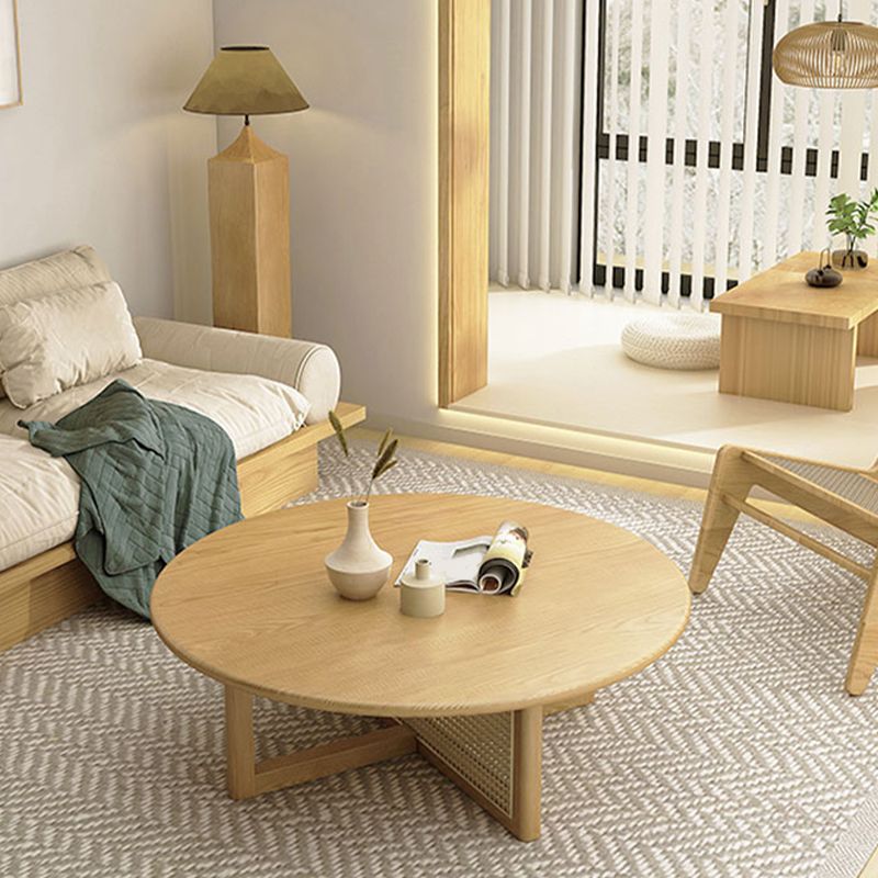 Tavolino scandinavo rotondo con gambe incrociate in legno di pino