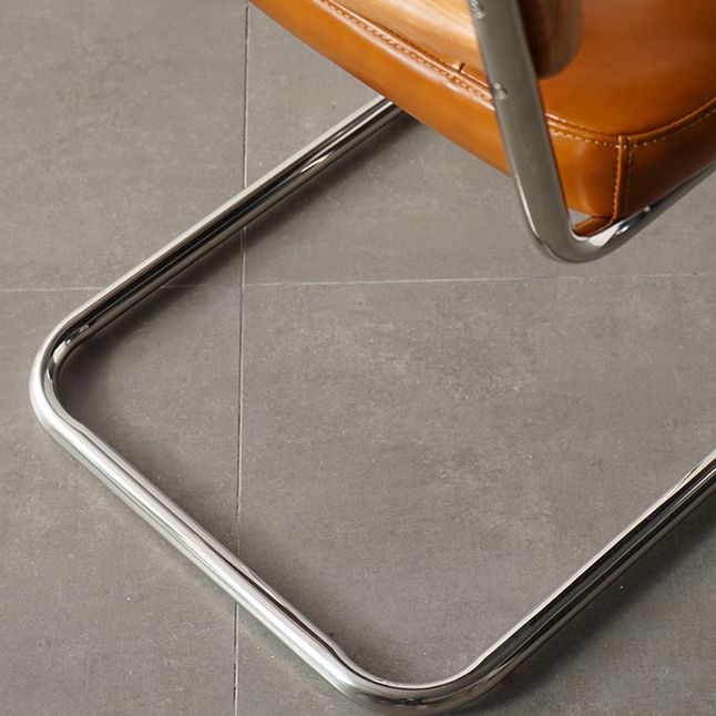 Moderne rugleuning kussenstoel met metalen basis voor eetkamer