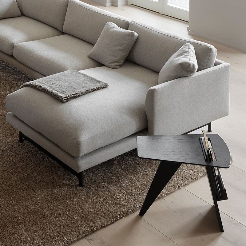 ソリッドウッドアブストラクトサイドテーブルナチュラル/ブラック22.44インチ幅のエンドテーブル