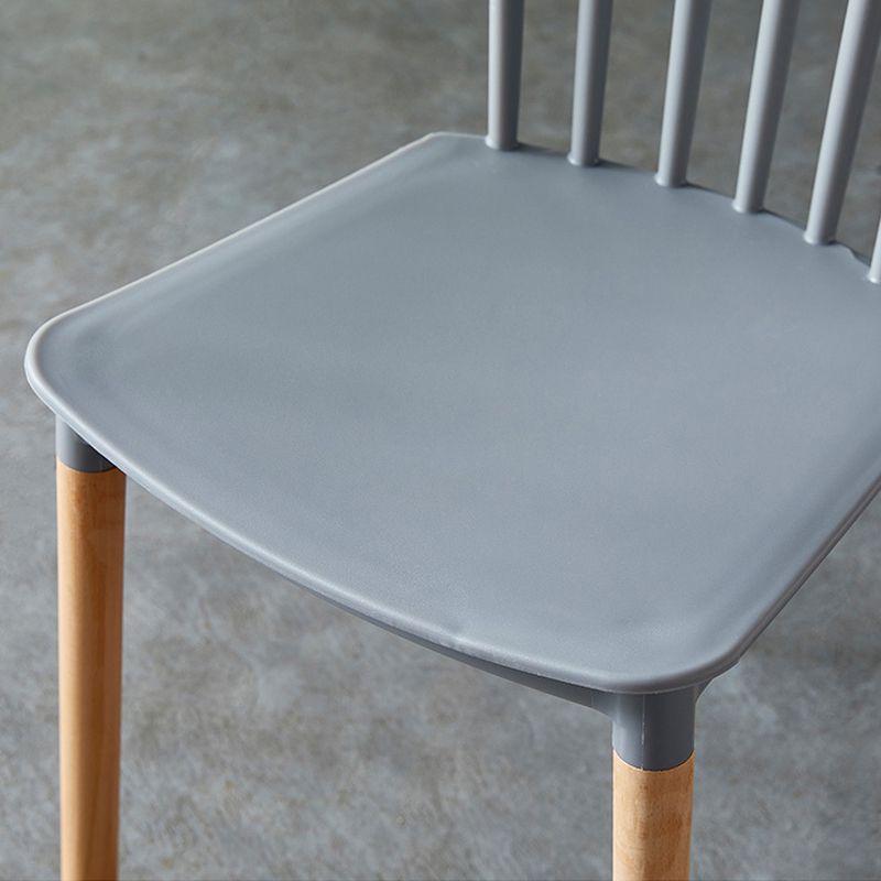 Sedia a bordo posteriore in legno contemporaneo in legno.