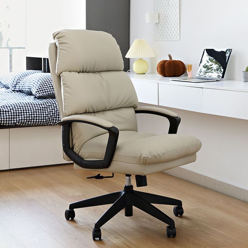 Chaise de bureau à armes rembourrées chaise de bureau ergonomique en cuir moderne avec roues