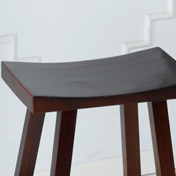 茶色のコーヒーショップウッドカウンター＆バースツールの輪郭のシートカウンタースツール