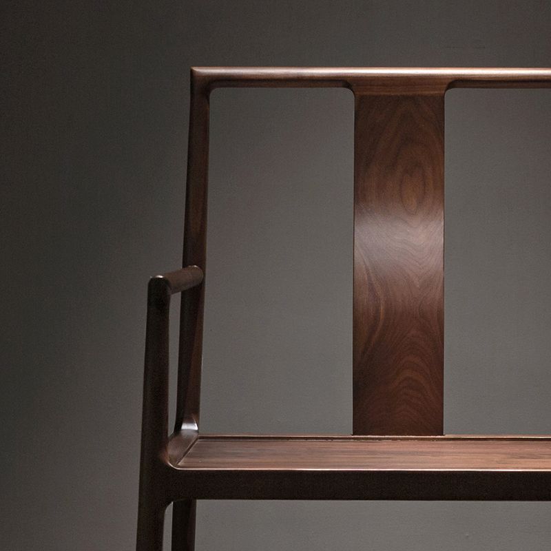 Sedia a braccio da sala da pranzo tradizionale posteriore.