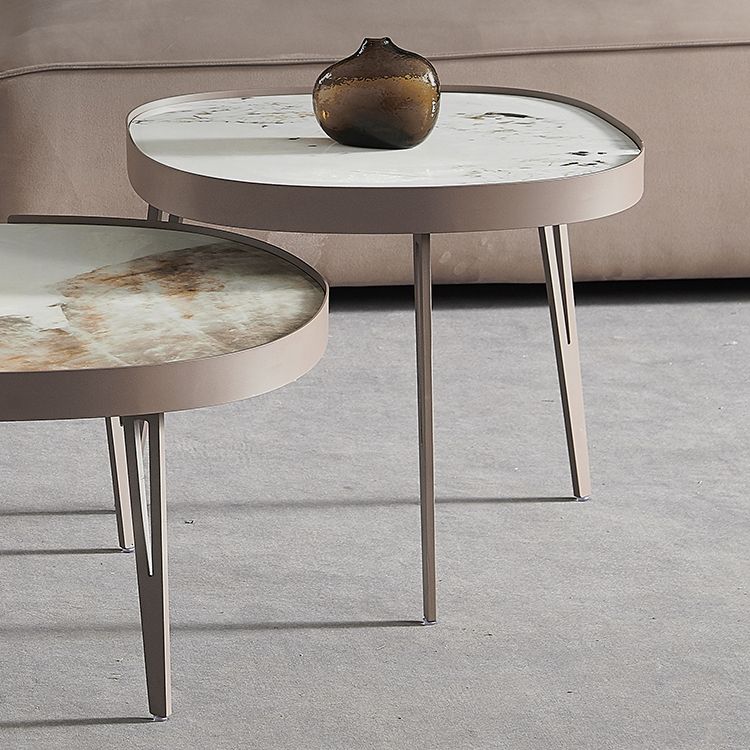 Mesa de cóctel geométrica contemporánea, mesas agrupadas de piedra con 3 patas