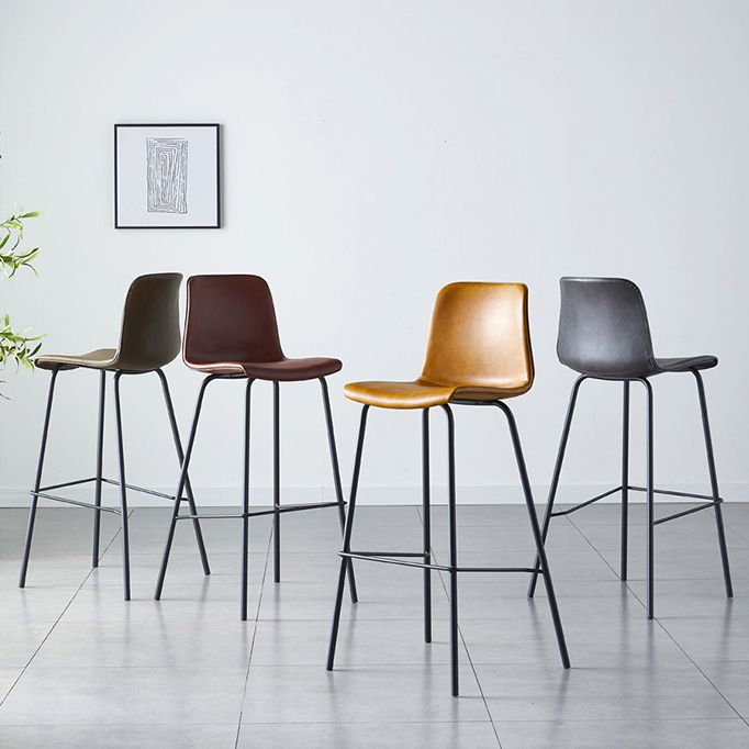 Sgabello da bar in pelle posteriore bassista in stile contemporaneo con gambe metalliche