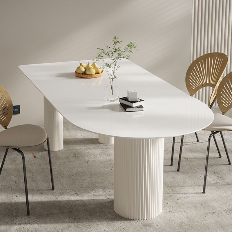 Eettafel met stenen blad in vrije vorm voor thuis, eigentijdse witte dinettetafel