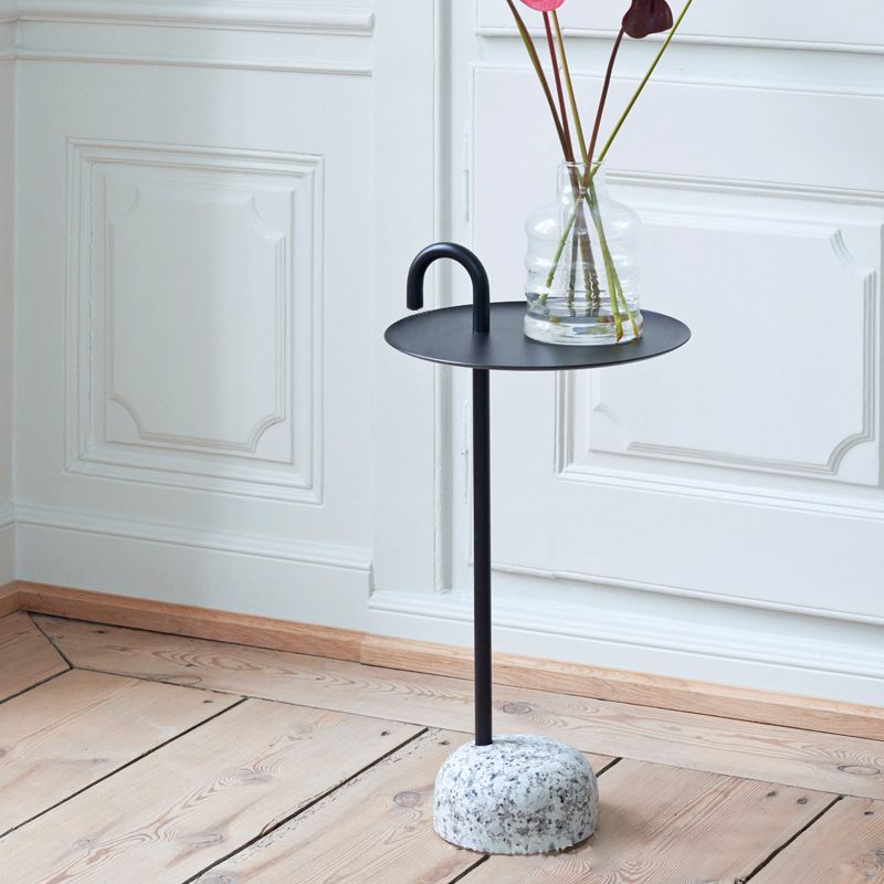 中世紀のメタルラウンドトップサイドテーブル27 "高さの台座エンドテーブル