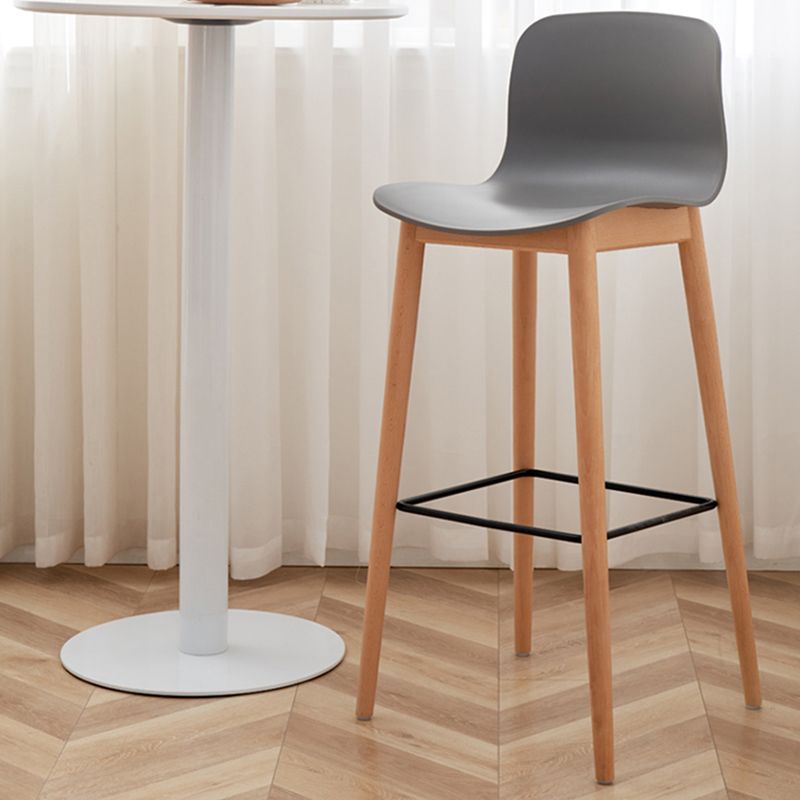 Tabouret de bar en plastique bas du style bas du style bas avec jambe en bois