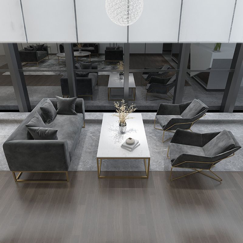 Divano a cornice dorata con cuscino posteriore e braccio di smoking per l'appartamento