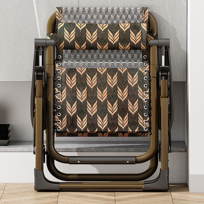 Traditioneller Metallbasis -Liegestuhl mit Armen und Tassenhaltern