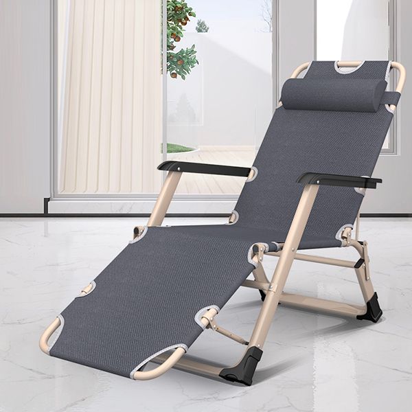 Hedendaagse grijze standaard ligstoel met metalen basis en zwarte armen