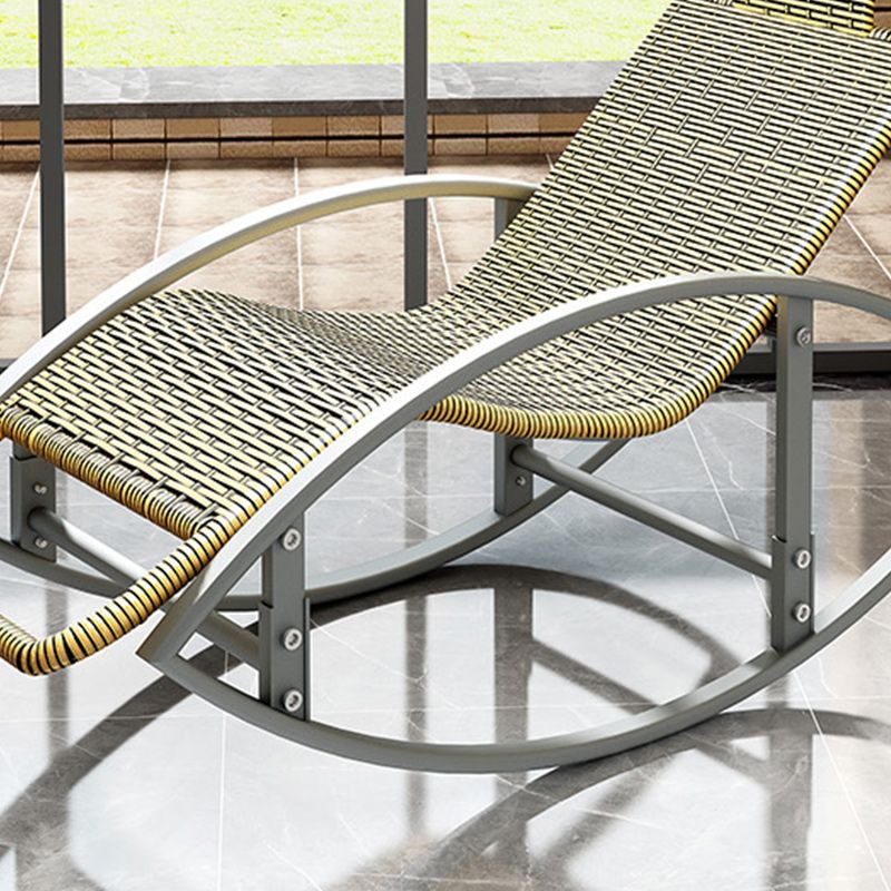 Sedia reclinabile al coperto contemporaneo standard di colore solido con braccio