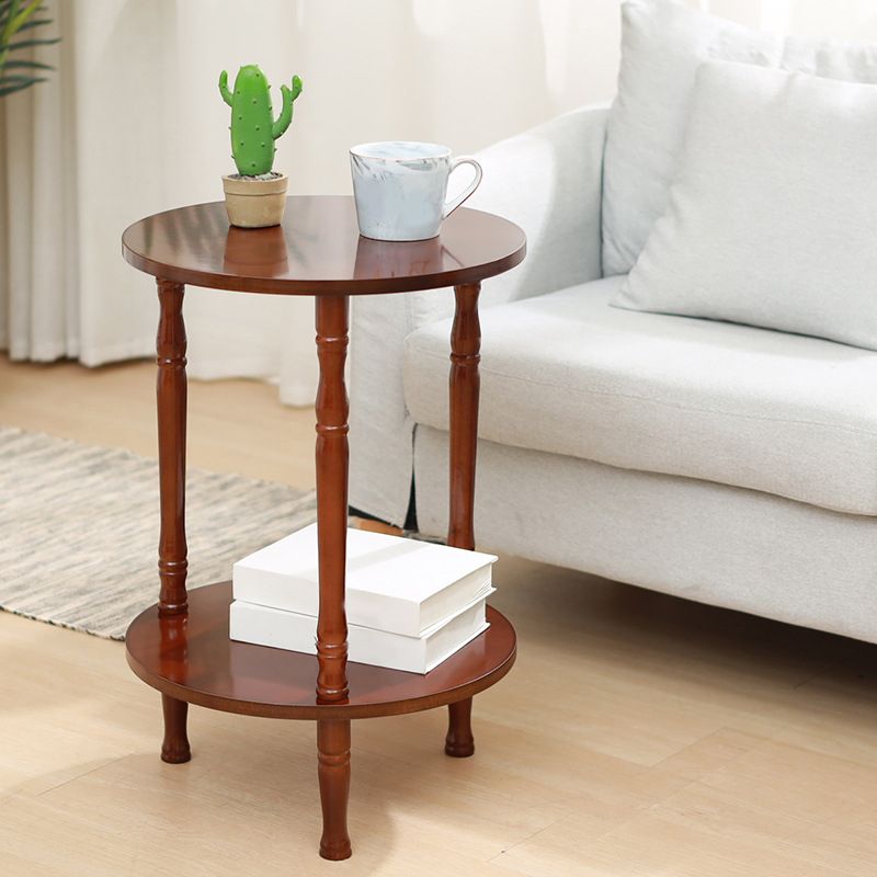 Tradizionale soggiorno a doppio livello con scaffale a 3 gambe tavolino