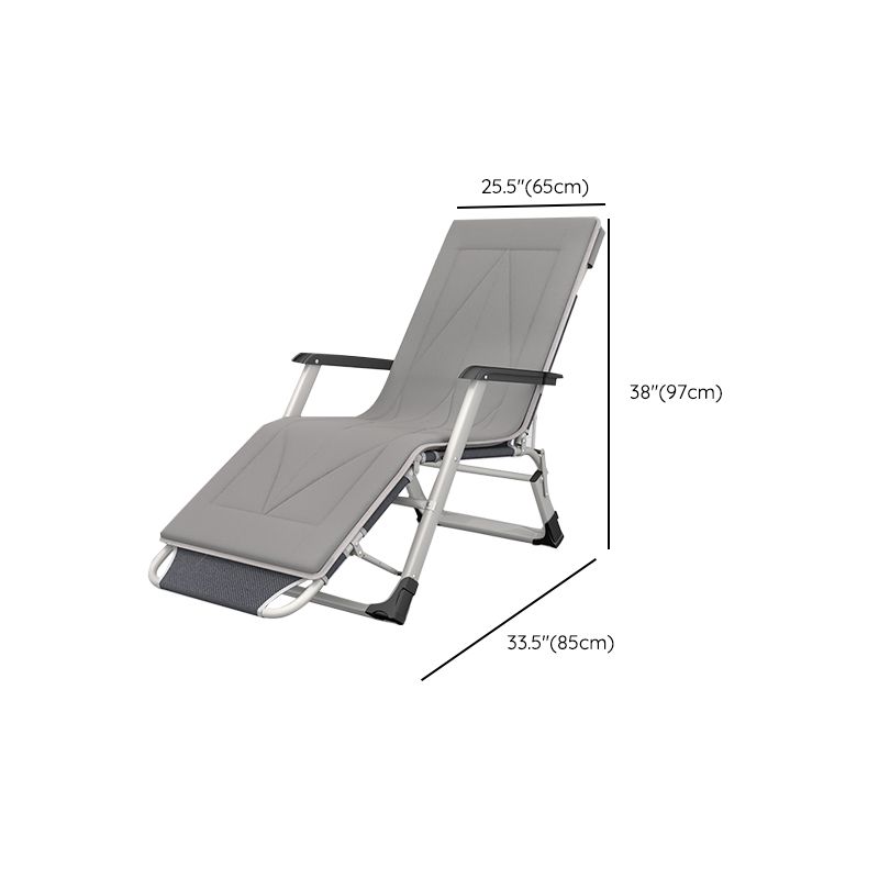 Hedendaagse grijze standaard ligstoel met metalen basis en zwarte armen