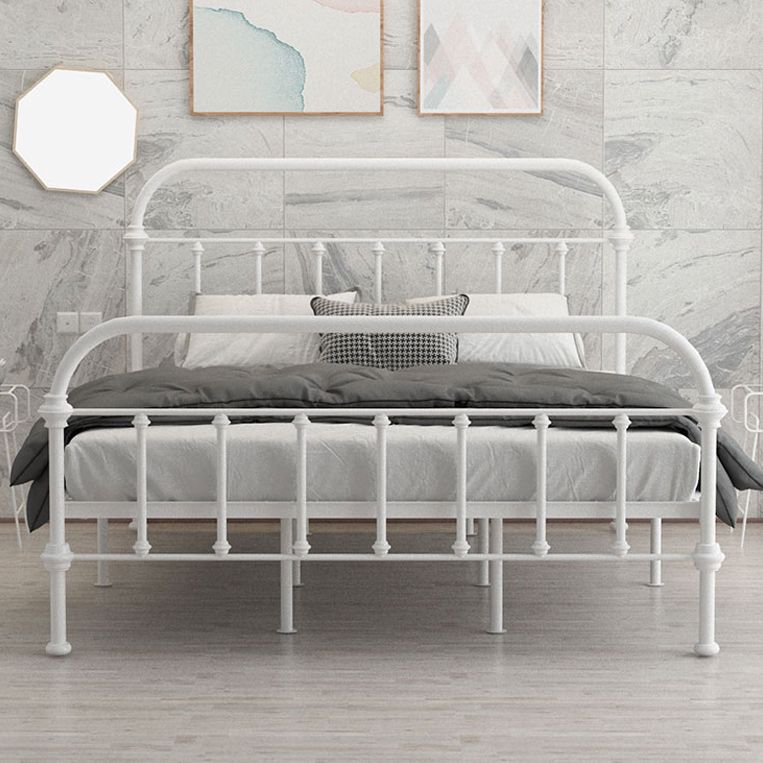 Luxe standaardbed met open frame hoofdeinde en metalen benen
