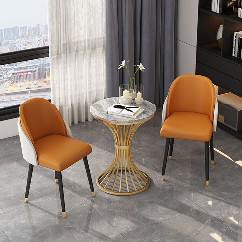 Table à manger de luxe traditionnelle Table ronde en pierre frittée avec base dorée