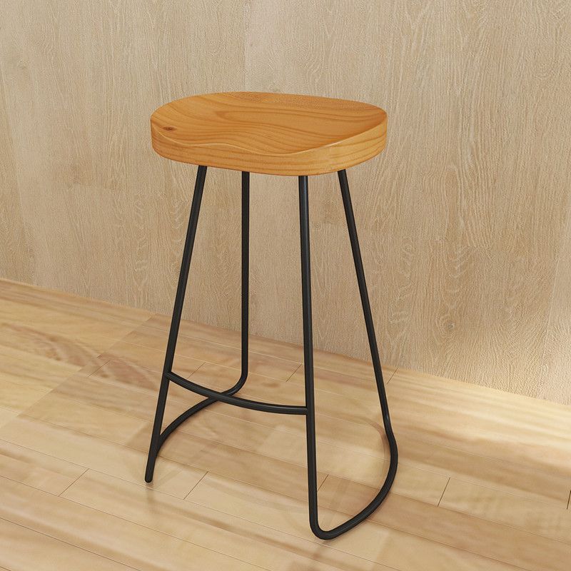 Tabouret de comptoir en bois de style bars de style industriel avec des jambes en métal pour le restaurant