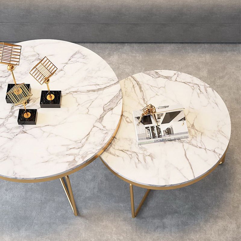 Runder Couchtisch mit goldener Eisen-X-Base und Marmorplatte